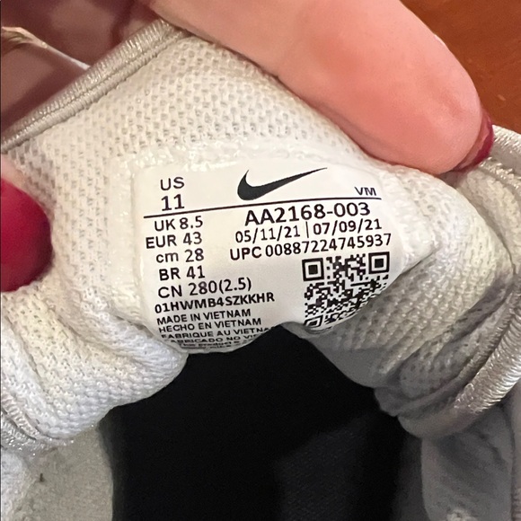 Nike Air Max Women’s Light Gray and Maroon Swoosh Athletic Shoes (274) - Picture 2 of 3